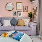 Bright Spacious Getaway Close To The Sea