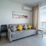 Peaceful Seafront 3Br Apt With Balcony By 360 Estates
