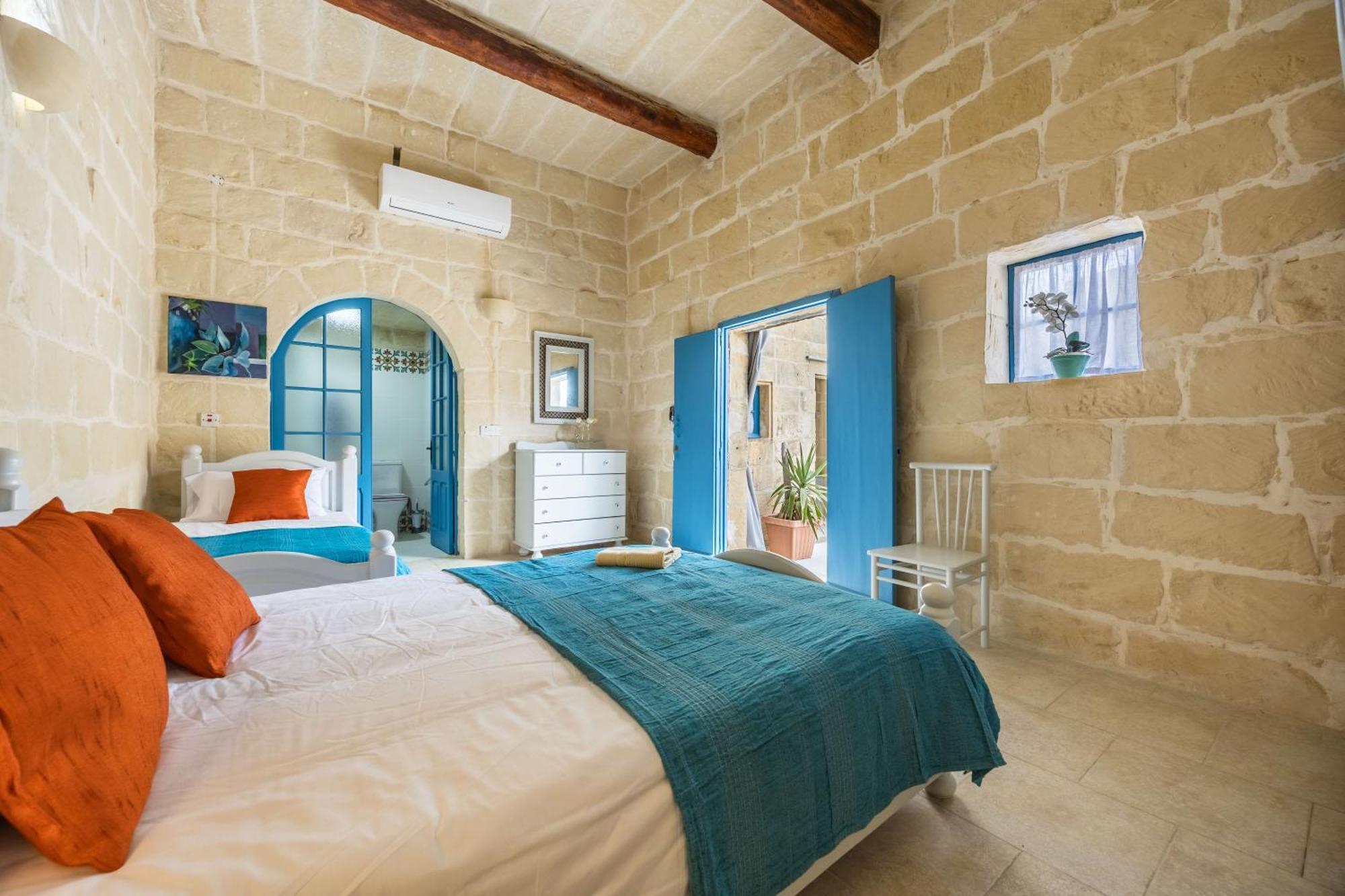 4 - Family X 3 By Solea * Gharb (Gozo)