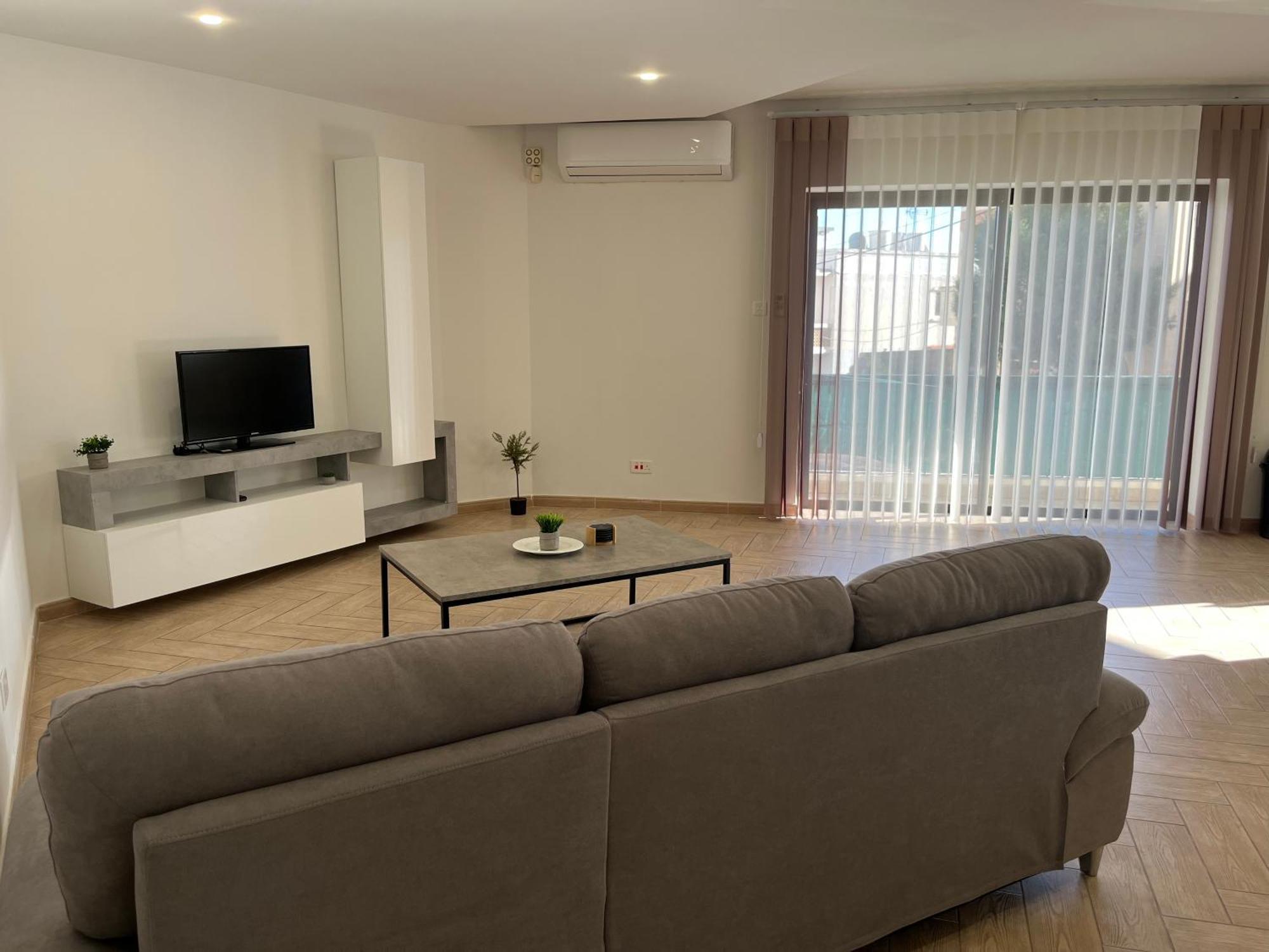 Free Wifi - 2 Min Walk To Sea - Modern 2 Bedroom Corner Ground Floor With Large Terrace Balcony - Superb Location - Qawra セント・ポールズ・ベイ
