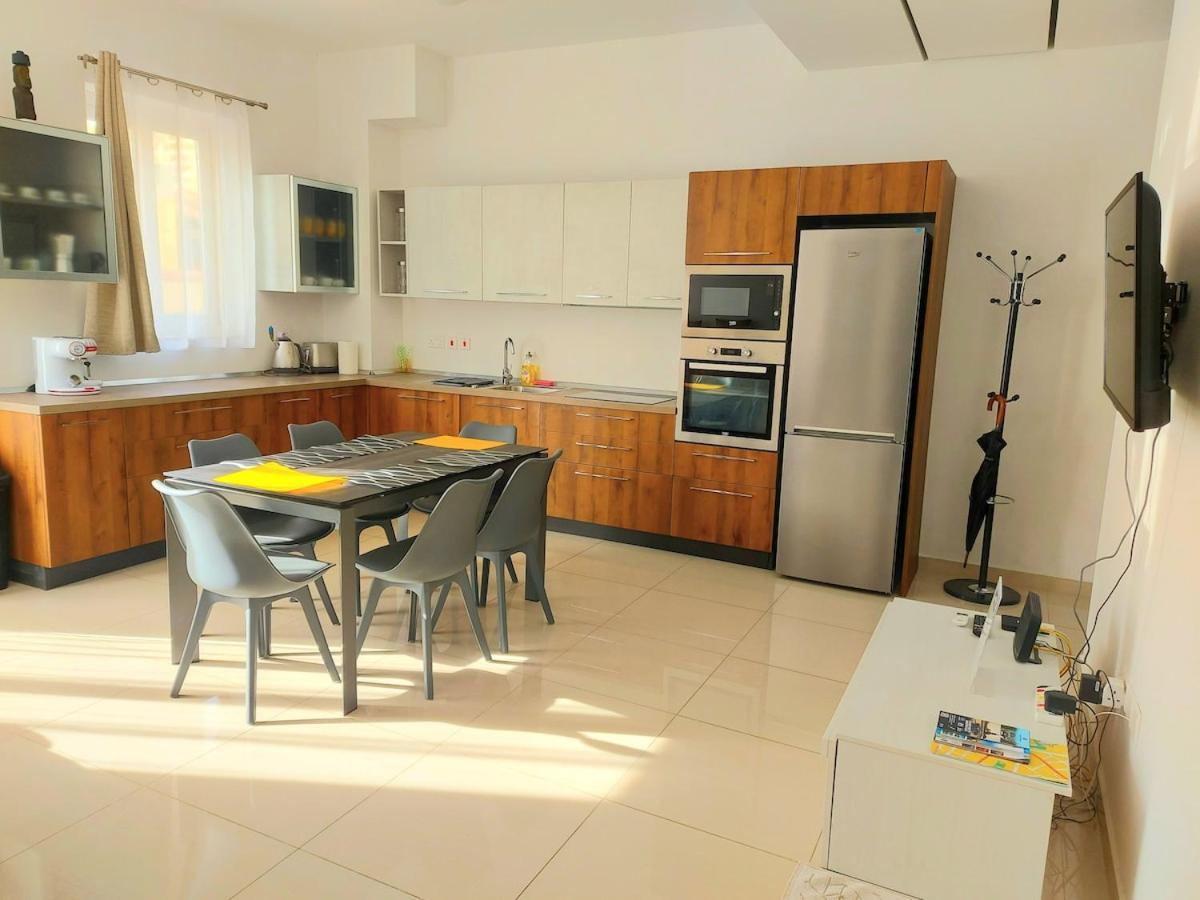 Modern In Centre Of Apartment *