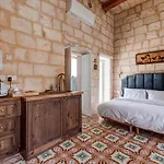 Talbot House By Talbot & Bons