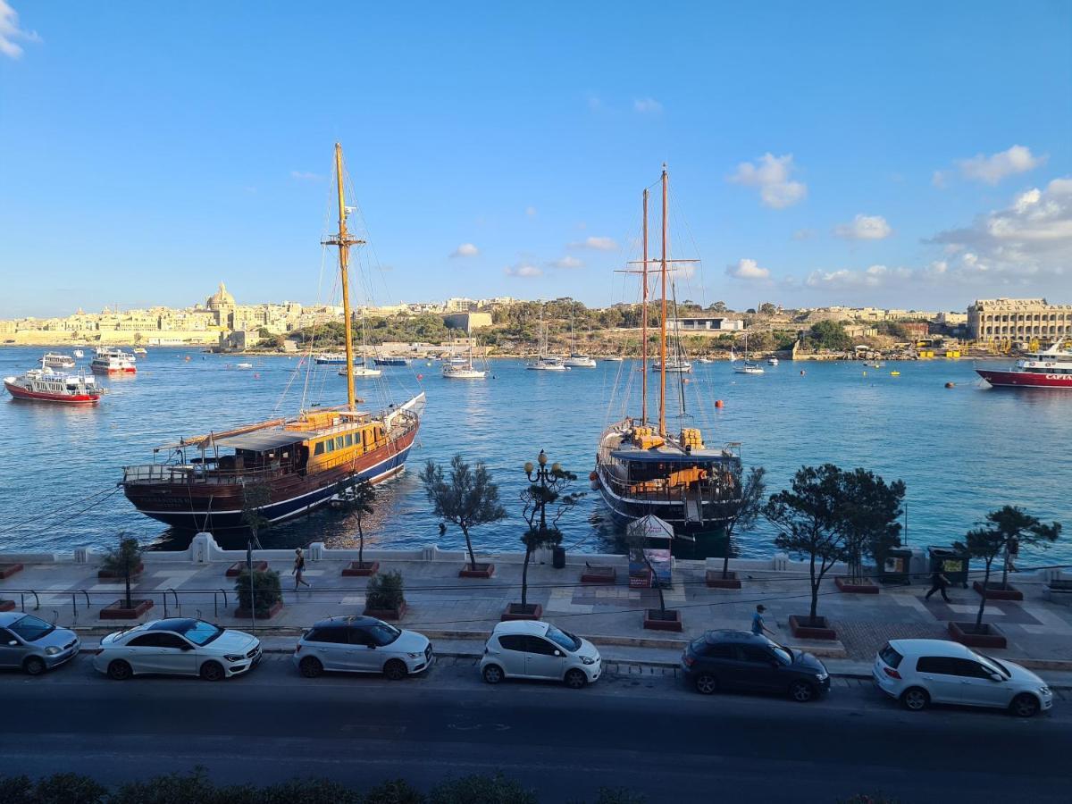 Spacious Seafront Next To Sliema-valeta Ferry Appartamento
