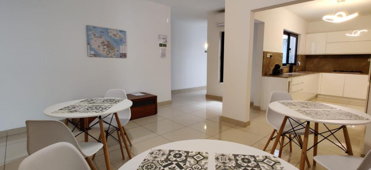 Πανσιόν Lovely 4 Bedroom, 3 Bathroom, Maisonette With Terraces.