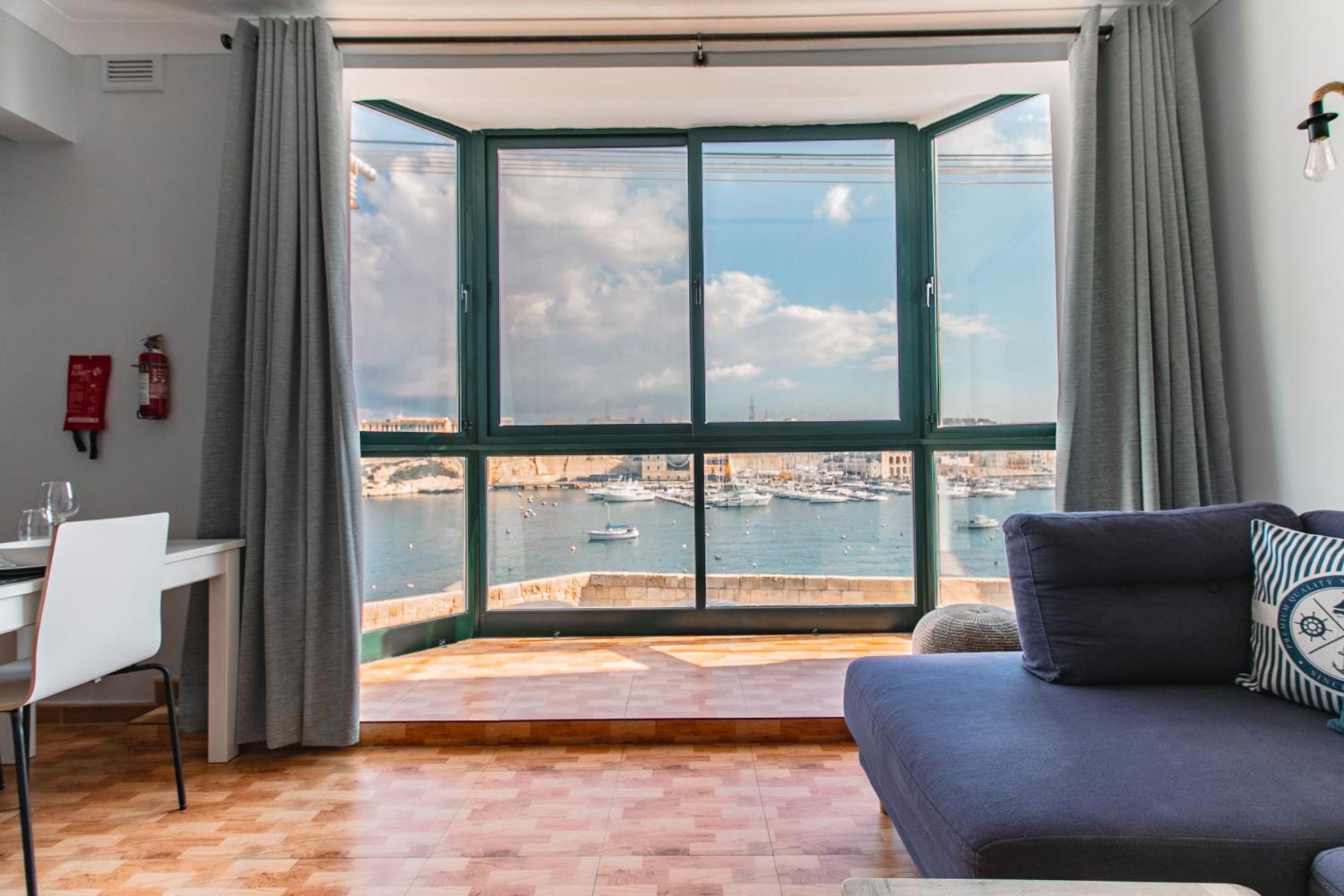 Grand Harbour View Apartament