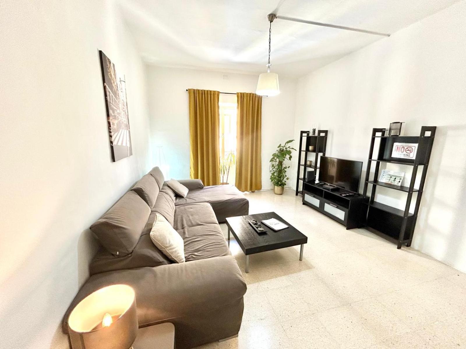 St Julians - Balluta Bay Large 3 Bedroom Appartement