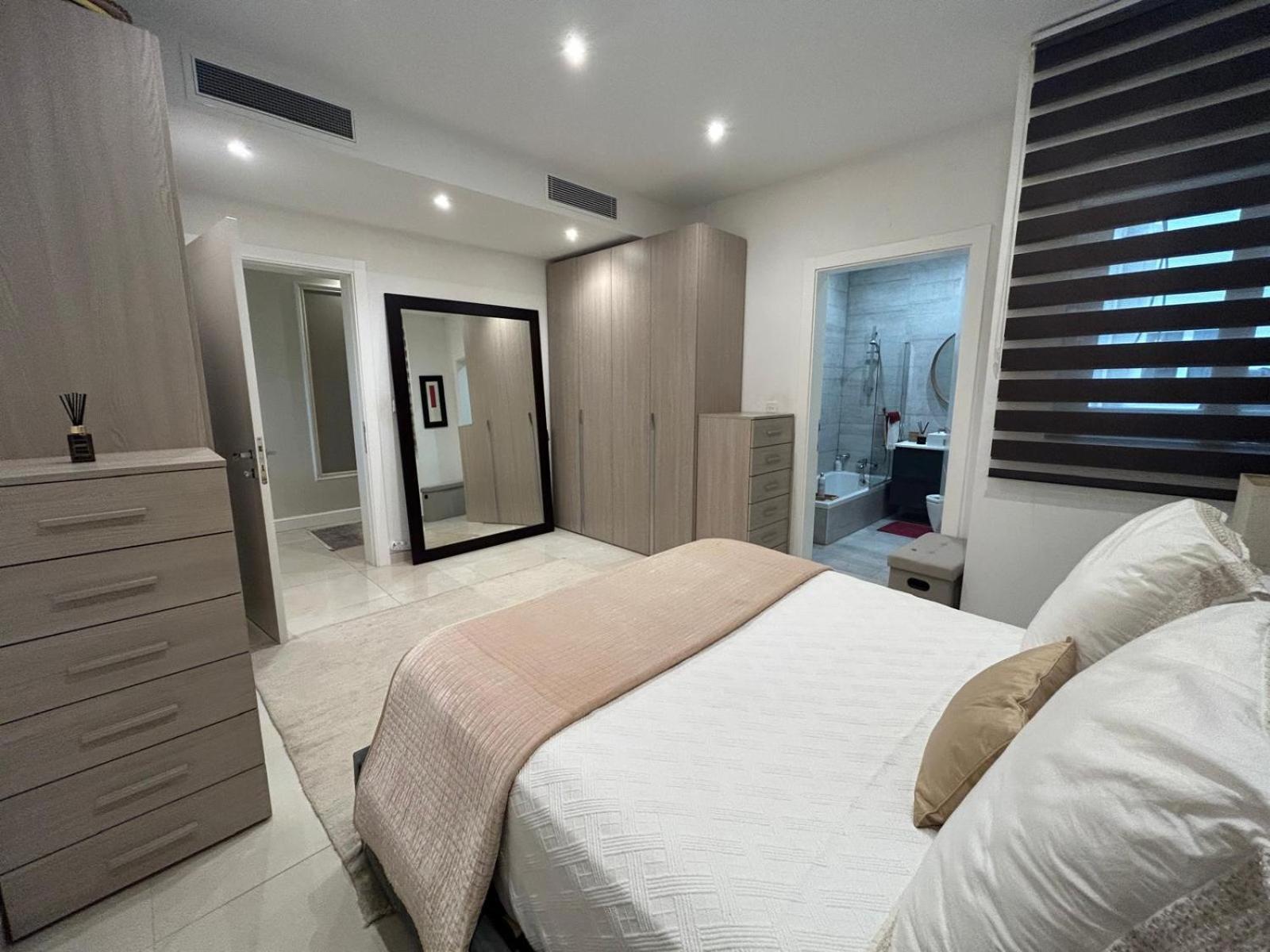 Spacious Luxury 3 Bedroom - Southridge - Apartment