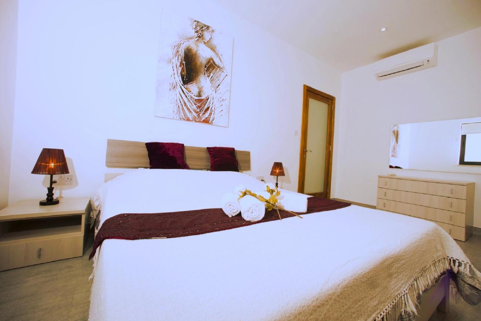 Apartamento Bugibba Deluxe Penthouse With Terrace & Communal Swimming Pool *