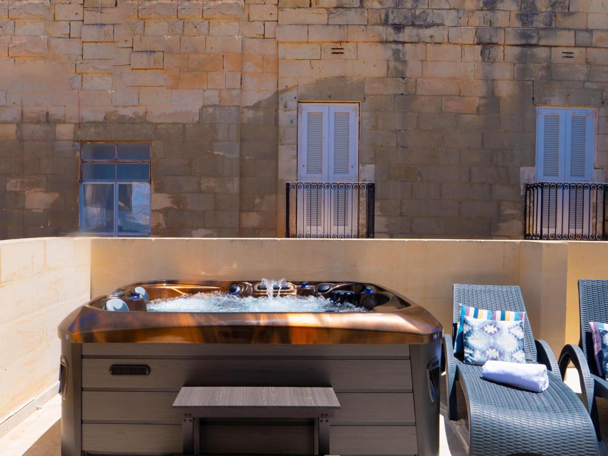 Exquisite 3-bedroom Duplex Penthouse With Jacuzzi In Centre Apartmán