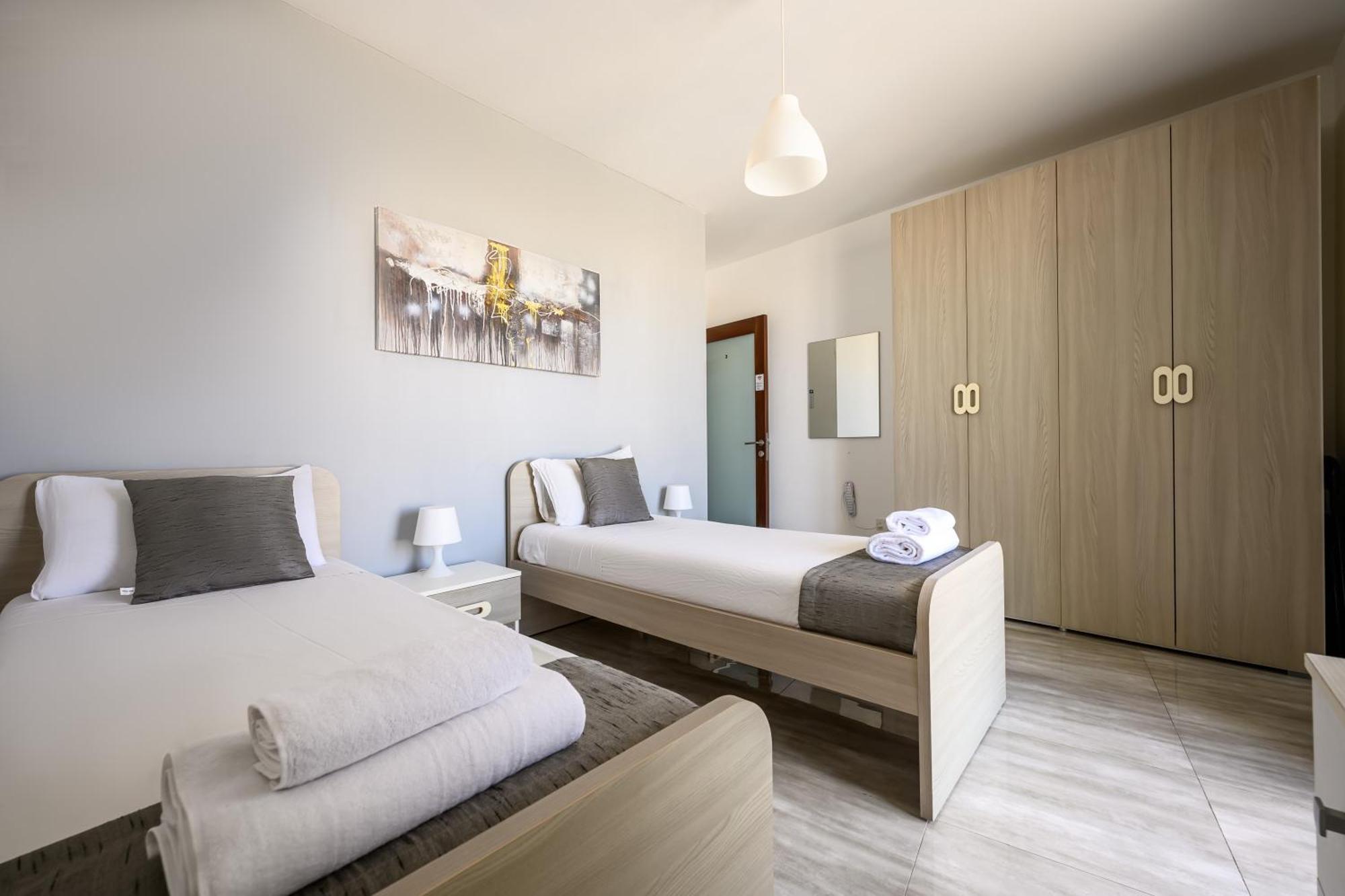 Alloggio in famiglia F11 3, Private Two Single Beds Shared Bathroom In Shared Flat