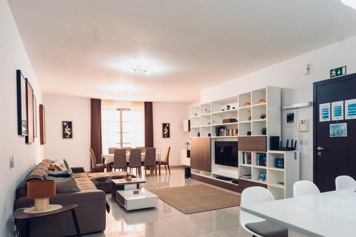 Belmonte Heights - Luxury 3 Bedroom *