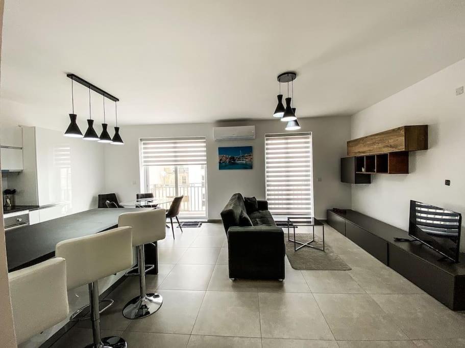 Luxurious 6th Floor Apartment